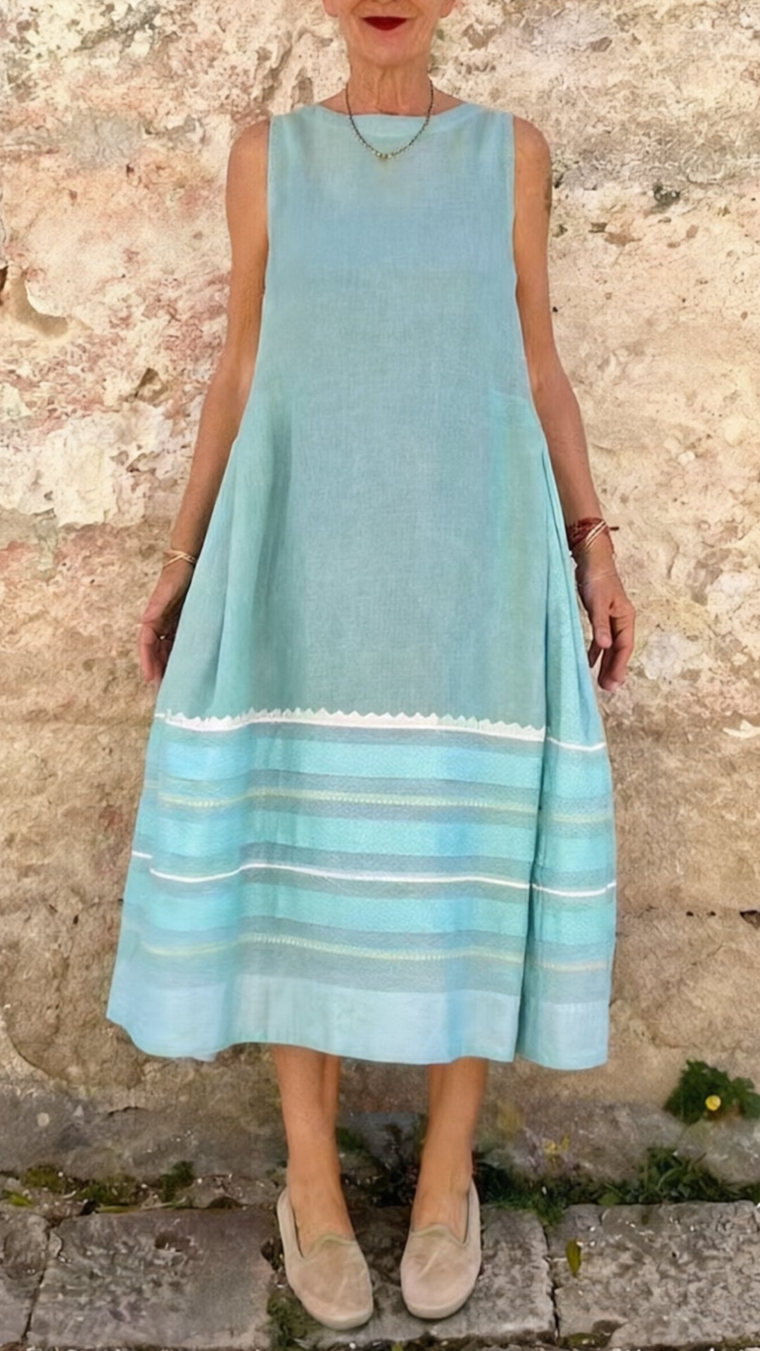 Fashionable round-neck sleeveless flared dress