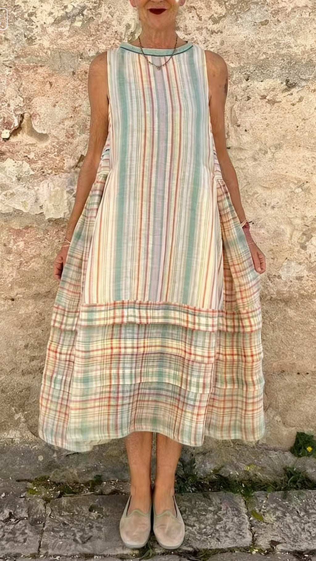 Fashionable round-neck sleeveless flared dress