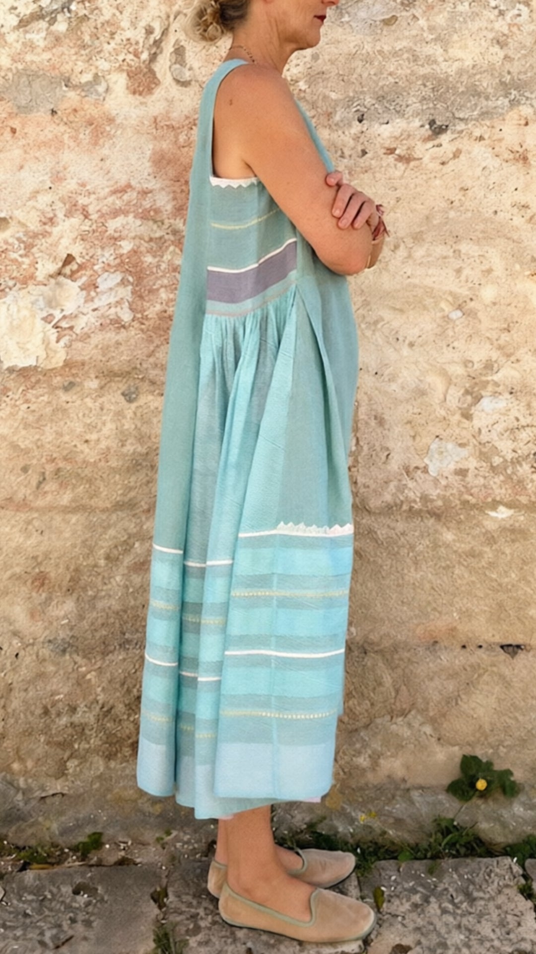 Fashionable round-neck sleeveless flared dress